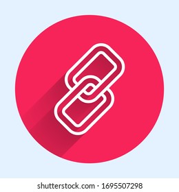 Icono de enlace de la cadena blanca aislado con una sombra larga. Vincular único. Botón de círculo rojo. Ilustración vectorial