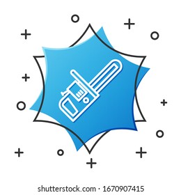 Icono de la línea blanca de Chainsaw aislado en fondo blanco. Botón hexágono azul. Ilustración vectorial