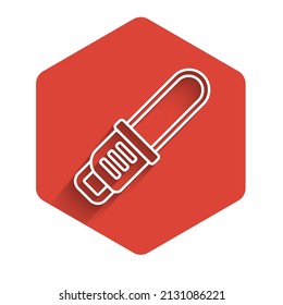 Icono de la línea blanca de Chainsaw aislado con una sombra larga. Botón hexágono rojo. Vector