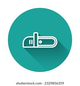 Icono de la línea blanca de Chainsaw aislado con fondo de sombra larga. Botón Círculo verde. Vector