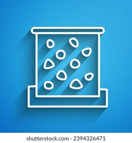 Icono de pared de escalada de línea blanca aislado en fondo azul. Larga sombra. Vector