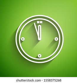 Icono de Reloj de línea blanca aislado en fondo verde. Símbolo de tiempo. Feliz Navidad y Feliz Año Nuevo. Ilustración vectorial