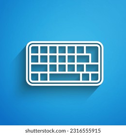 Icono de teclado del ordenador de línea blanca aislado en fondo azul. Signo de componente de PC. Larga sombra. Vector