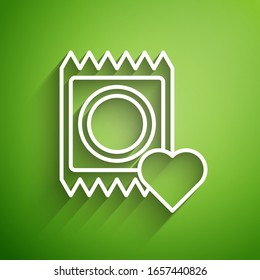 Icono de la línea blanca Condón en el paquete aislado en fondo verde. Símbolo de amor seguro. Método anticonceptivo para hombres.  Ilustración vectorial