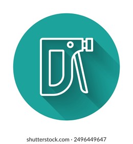 Icono de la grapadora de la construcción de la línea blanca aislado con fondo largo de la sombra. Herramienta de trabajo. Botón de círculo verde. Vector