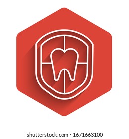 Línea blanca Icono de protección dental aislado con sombra larga. Logo del escudo dental. Botón hexágono rojo.  Ilustración vectorial