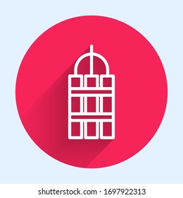 Línea blanca Detonar la barra dinamita de la bomba y el icono del reloj del temporizador aislado con una larga sombra. Bomba de tiempo - concepto de peligro de explosión. Botón de círculo rojo. Ilustración vectorial