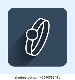Icono de anillo de compromiso de diamante de línea blanca aislado con fondo de sombra larga. Botón cuadrado azul. Vector