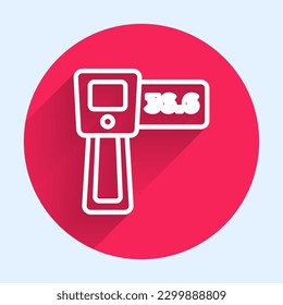 Termómetro digital de línea blanca sin contacto con icono de luz infrarroja aislado con sombra larga. Botón de círculo rojo. Vector