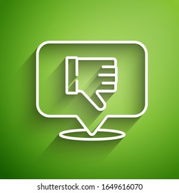 Línea blanca No me gusta el icono de la burbuja del habla aislado en fondo verde.  Ilustración vectorial