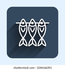 Línea blanca Icono de pescado seco aislado con fondo de sombra larga. Botón cuadrado azul. Vector