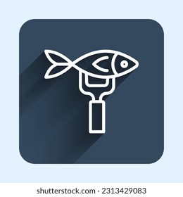 Línea blanca Icono de pescado seco aislado con fondo de sombra larga. Botón cuadrado azul. Vector