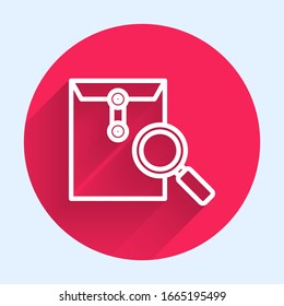 Línea blanca Correo sobre con un icono de cristal de aumento aislado con una sombra larga. Botón de círculo rojo. Ilustración vectorial