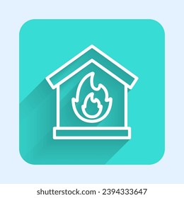 Línea blanca Incendio en un icono de la casa quemada aislado con fondo de sombra larga. Botón cuadrado verde. Vector
