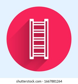 Die weiße Linie Feuerwehrleute entkommen Symbol einzeln auf langen Schatten. Pompierer-Leiter. Feuermann-Leiter mit einem Stange. Roter Kreis-Knopf. Vektorillustration-Illustration