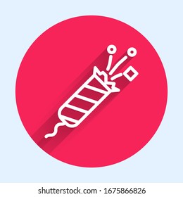 Icono del cohete Firework de la línea blanca aislado con una larga sombra. Concepto de fiesta divertida. Símbolo pirotécnico explosivo. Botón de círculo rojo.  Ilustración vectorial