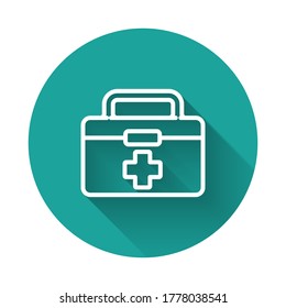 Icono del kit de primeros auxilios de la línea blanca aislado con sombra larga. Caja médica con cruz. Equipo médico de emergencia. Concepto de salud. Botón Círculo verde. Ilustración vectorial