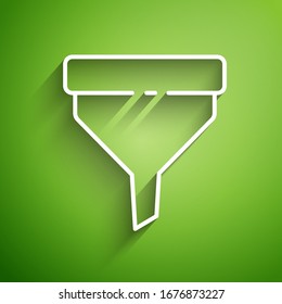 Icono de filtro o embudo de línea blanca aislado en fondo verde.  Ilustración vectorial