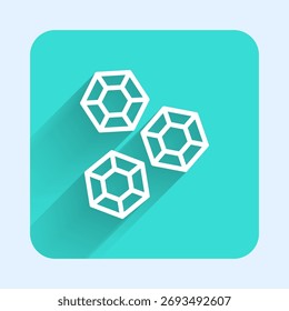 Línea blanca icono de piedra preciosa aislado con fondo de sombra larga. Símbolo de joyería. Diamante. Botón cuadrado verde. Vector