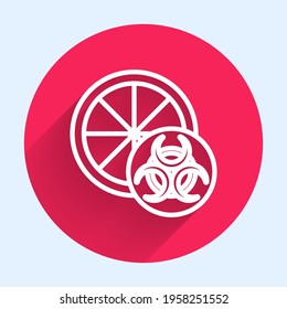 Línea blanca Icono de cítricos modificados genéticamente aislado con sombra larga. Naranja en un corte. Estilo de vida saludable. Fruto de los OGM. Botón de círculo rojo. Vector