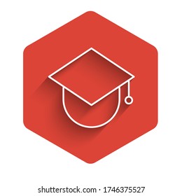 Límite de graduación de línea blanca en icono de globo aislado con sombra larga. Símbolo mundial de la educación. Aprendizaje en línea o concepto de e-learning. Botón hexágono rojo. Ilustración vectorial