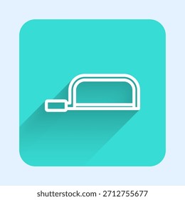 Icono de sierra de arco de línea blanca aislado con fondo de sombra larga. Sierra de metal para madera y metal. Botón cuadrado verde. Vector