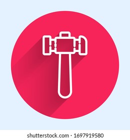 Hammer-Symbol der weißen Linie einzeln auf langen Schatten. Reparaturwerkzeug. Roter Kreis-Knopf. Vektorillustration-Illustration