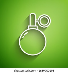 Icono de granada de mano de línea blanca aislado en fondo verde. Explosión de bomba. Ilustración vectorial