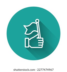 Icono de la bandera de la mano de la línea blanca aislado con fondo de sombra larga. Victoria, triunfo y conquista el concepto de adversidad. Botón Círculo verde. Vector