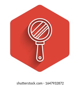 Icono de espejo de la mano blanca aislado con una sombra larga. Botón hexágono rojo.  Ilustración vectorial