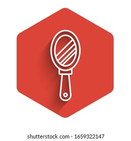 Icono de espejo de la mano blanca aislado con una sombra larga. Botón hexágono rojo. Ilustración vectorial