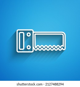 Icono de la sierra de la línea blanca aislado en fondo azul. Larga sombra. Vector