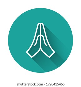 Línea blanca Manos en el icono de posición de oración aisladas con sombra larga. Oración a Dios con fe y esperanza. Botón Círculo verde. Ilustración vectorial