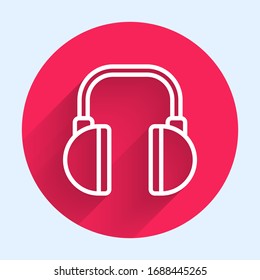 Icono de auriculares de línea blanca aislados con una sombra larga. Auriculares. Concepto para escuchar música, servicio, comunicación y operador. Botón de círculo rojo. Ilustración vectorial