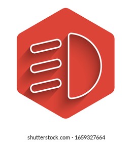 Icono de la línea blanca Luz de cruce aislada con fondo de sombra larga. Faro de Camión. Botón hexágono rojo. Ilustración vectorial