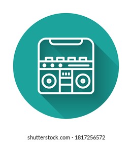 Die Stereoanlage der White Line Home ist mit zwei Lautsprechern Symbol einzeln auf langen Schatten ausgestattet. Musiksystem. Grüner Kreis-Knopf. Vektorgrafik.