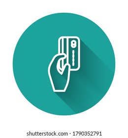 Weiße Linie Human Hand halten mit Kreditkarte Symbol einzeln auf langen Schatten. Online-Zahlung. Zahlen Sie mit Karte. Finanzoperationen. Grüner Kreis-Knopf. Vektorgrafik