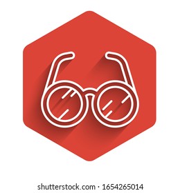 Icono de lentes de laboratorio de línea blanca aislado con una gran sombra. Botón hexágono rojo.  Ilustración vectorial