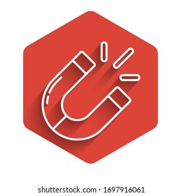Icono de imán de línea blanca aislado con sombra larga. Imán de herradura, magnetismo, magnetismo, atracción. Botón hexágono rojo. Ilustración vectorial