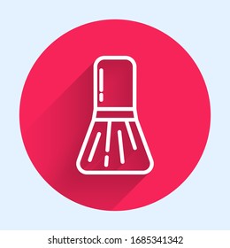 Icono de brocha de maquillaje de línea blanca aislado con una sombra larga. Botón de círculo rojo. Ilustración vectorial