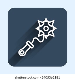 Icono de la bola de encaje de la línea blanca de corte medieval aislado con fondo de sombra larga. Un arma medieval más moderna o un macizo con picos. Botón cuadrado azul. Vector