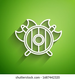 Línea blanca escudo medieval con icono de hachas cruzadas aislado en fondo verde. Battle ax, verdugo hacha. Ilustración vectorial