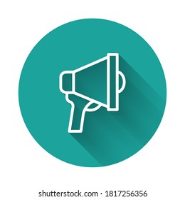 Weiße Linie Megaphone Symbol einzeln auf lange Schatten. Lautsprecher-Schild. Grüner Kreis-Knopf. Vektorgrafik.