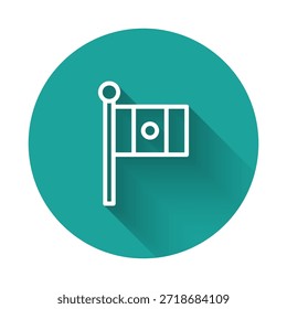 Bandera de México de línea blanca en icono de asta de bandera aislado con fondo de sombra larga. Botón de círculo verde. Vector