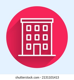 Línea blanca Icono de construcción de varios pisos aislado con fondo de sombra larga. Botón de círculo rojo. Vector