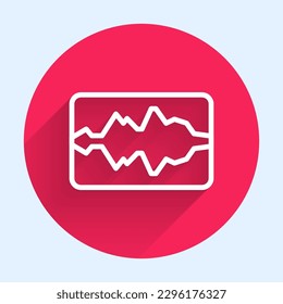 Icono de ecualizador de ondas musicales de línea blanca aislado con sombra larga. Ola sonora. Tecnología de ecualizador digital de audio, panel de consola, musical de pulso. Botón de círculo rojo. Vector