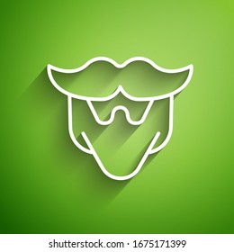 Línea blanca Mustache e icono de barba aislado en fondo verde. Símbolo de barbería. Estilo facial del cabello.  Ilustración vectorial