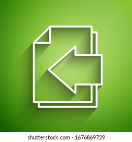 Línea blanca Icono de flecha de página siguiente aislado en fondo verde. Archivo de documento con flecha. Enviar documento.  Ilustración vectorial