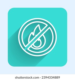 Línea blanca No hay icono de fuego aislado con fondo de sombra largo. Prohibición del fuego y prohibido. Botón cuadrado verde. Vector