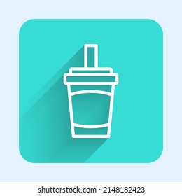 Vidrio de papel blanco con paja de bebida e icono de agua aislado con fondo de sombra largo. Bebe refrescos de vidrio. Símbolo de bebida fría. Botón cuadrado verde. Vector